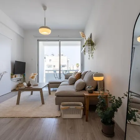 Hermes 2-bedroom In דירה *