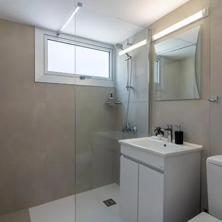 Hermes 2-bedroom In דירה *